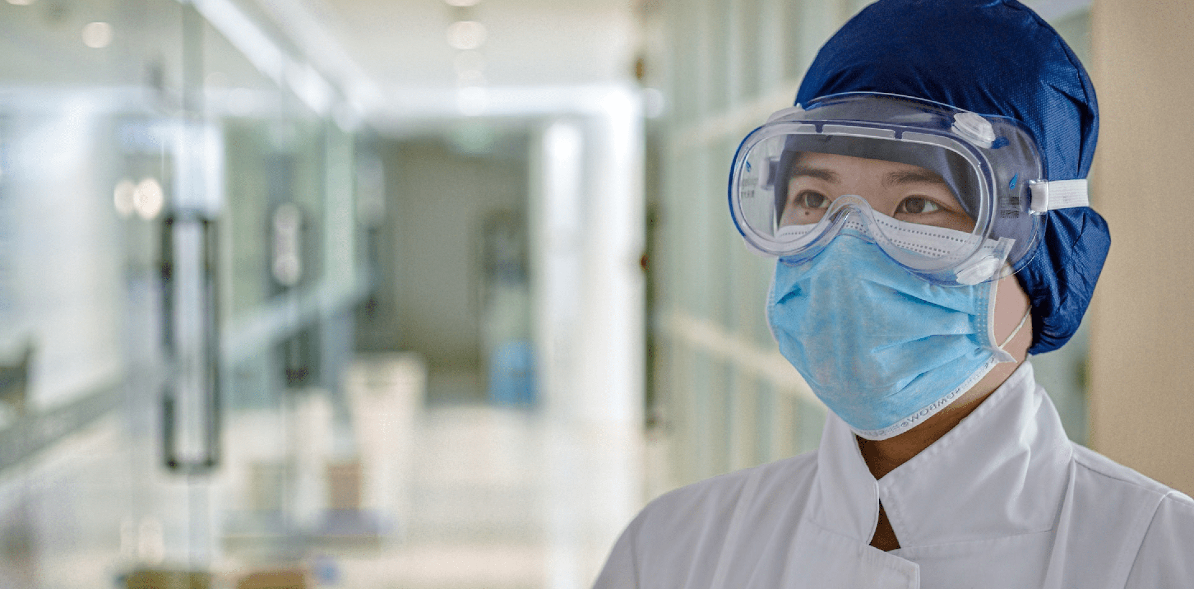 右側に人物が写っている写真